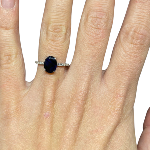 Zafiro oval y diamantes