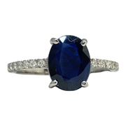 Zafiro oval y diamantes